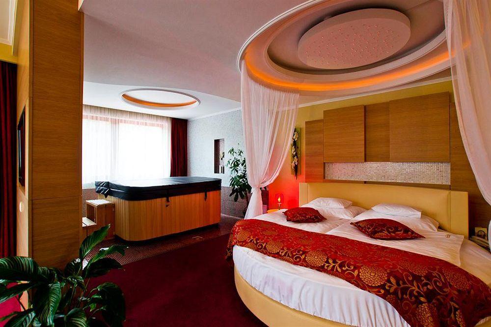 Erdospuszta Club Hotel Fenyves Debrecen Bagian luar foto