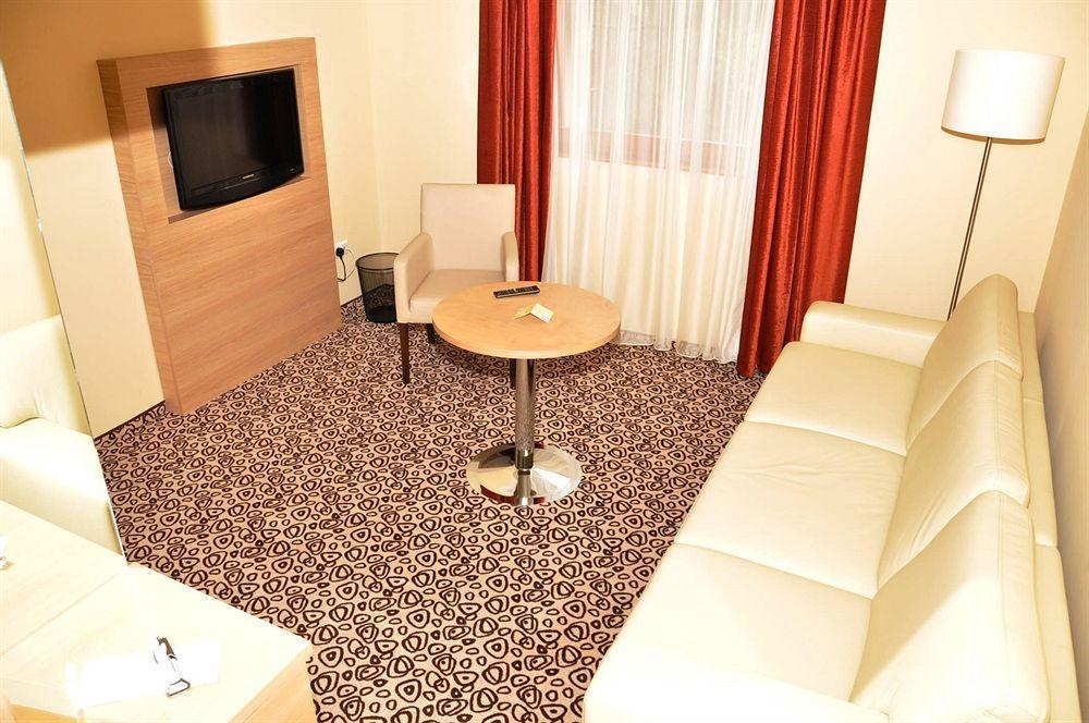 Erdospuszta Club Hotel Fenyves Debrecen Bagian luar foto