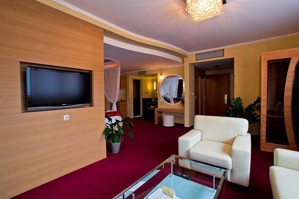 Erdospuszta Club Hotel Fenyves Debrecen Bagian luar foto