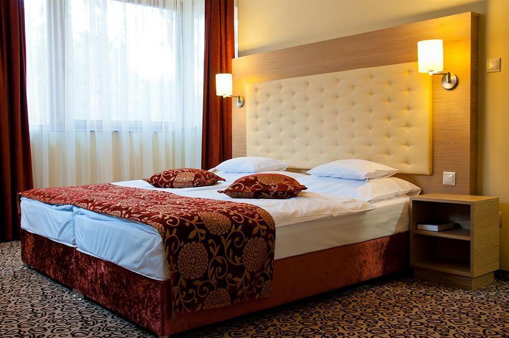 Erdospuszta Club Hotel Fenyves Debrecen Bagian luar foto